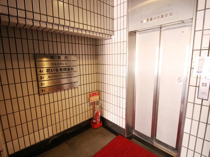 物件外観写真5　(エントランス部分)