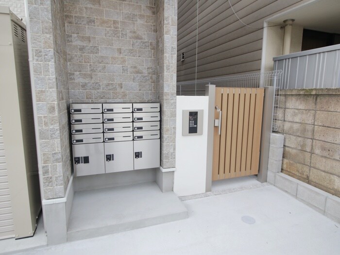 物件外観写真2　(エントランス部分)