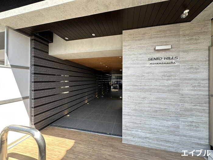 物件外観写真2　(エントランス部分)