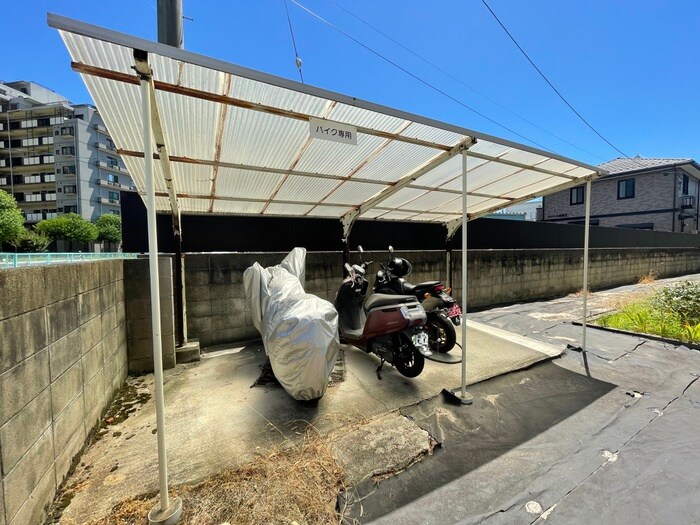 物件外観写真6　(バイク置き場)