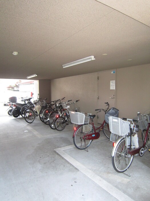 物件外観写真4　(駐輪場)