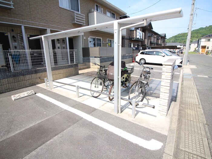 物件外観写真2　(駐輪場)