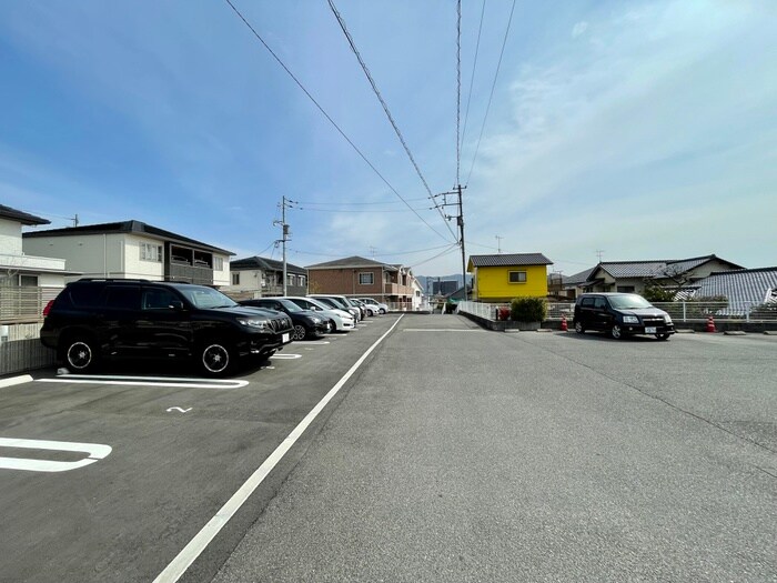 物件外観写真6　(駐車場)