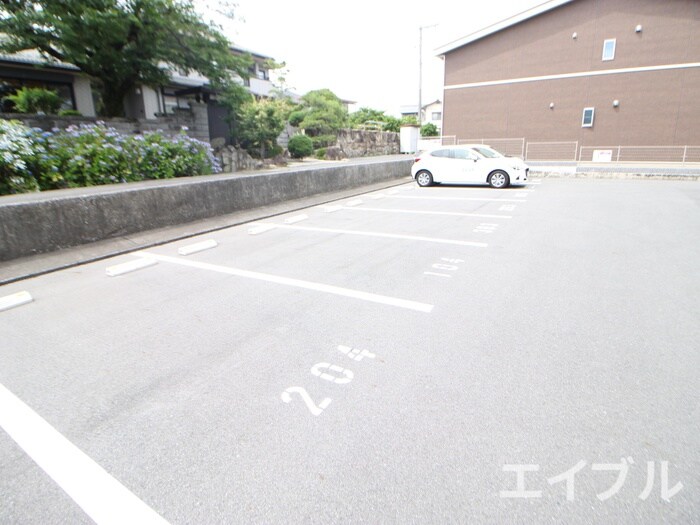 物件外観写真3　(駐車場)