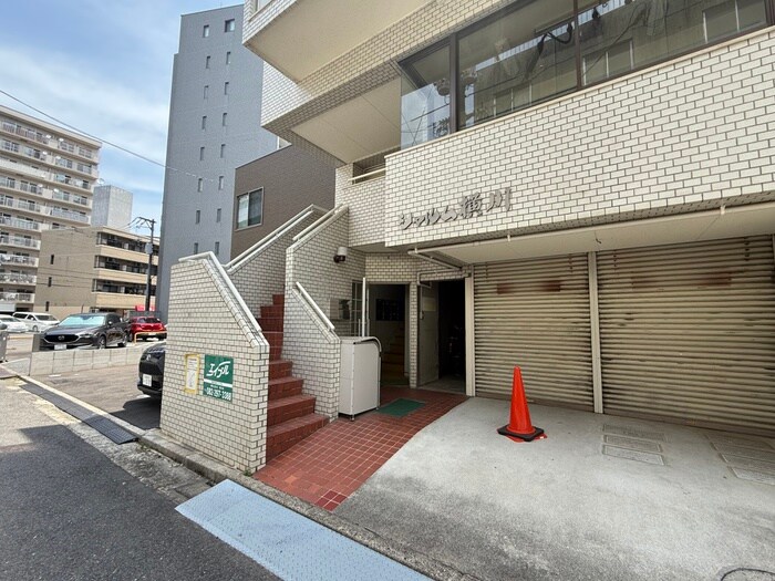 物件外観写真3　(エントランス部分)