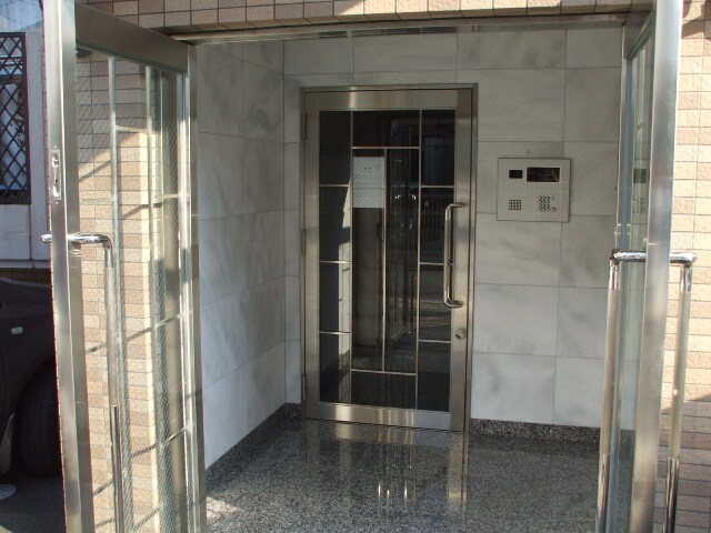 物件外観写真2　(エントランス部分)