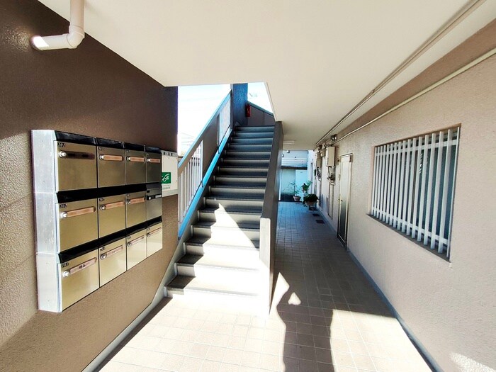 物件外観写真3　(エントランス部分)