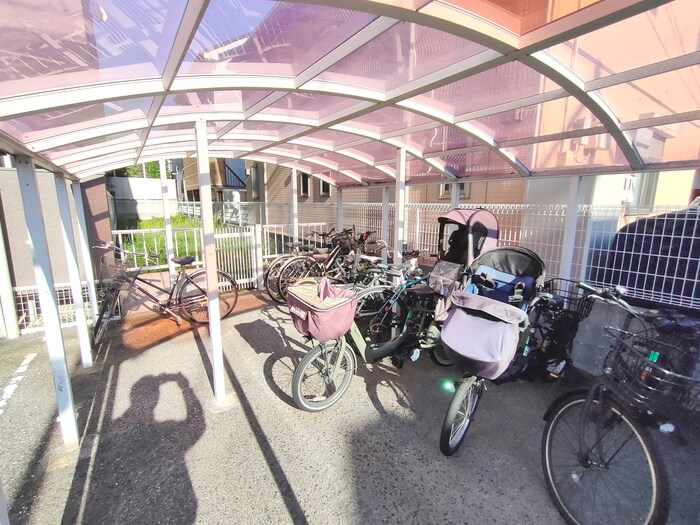 物件外観写真5　(駐輪場)