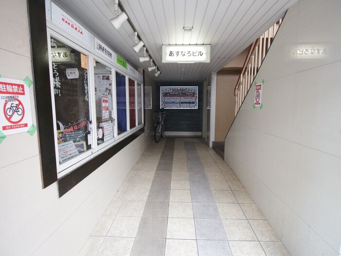 物件外観写真2　(エントランス部分)