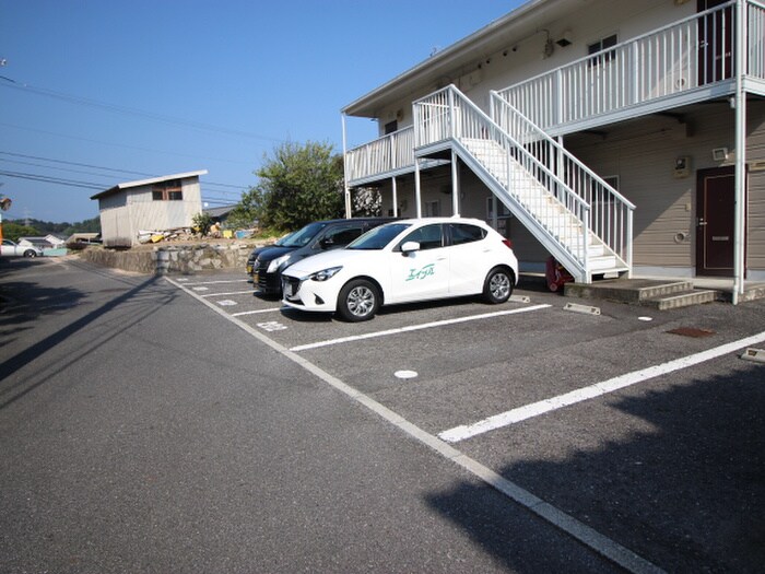 物件外観写真3　(駐車場)