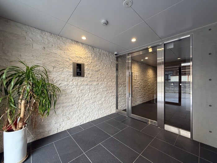 物件外観写真2　(エントランス部分)