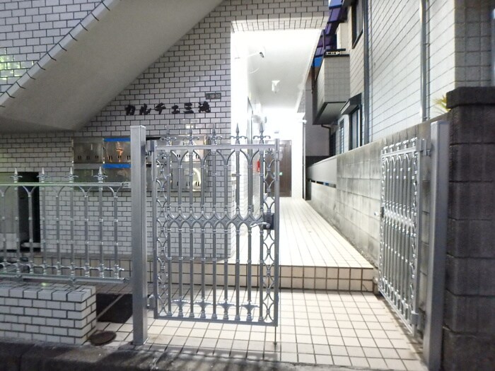 物件外観写真2　(エントランス部分)