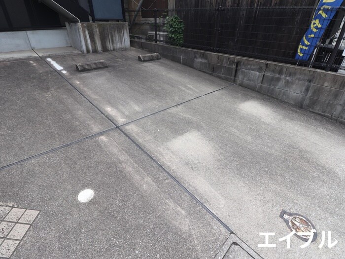 物件外観写真2　(駐車場)