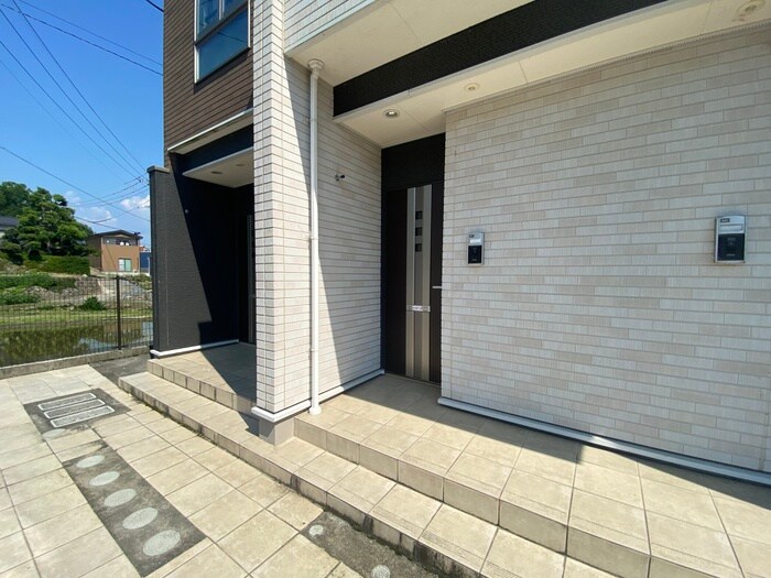 物件外観写真2　(エントランス部分)