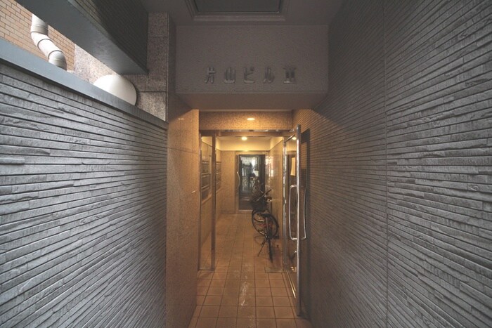 物件外観写真2　(エントランス部分)