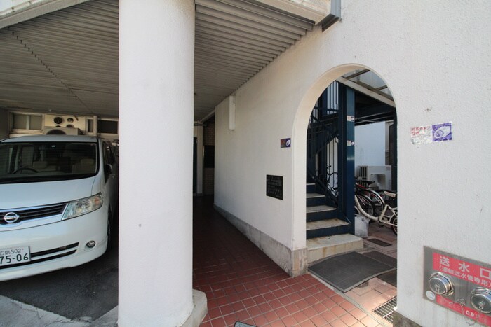 物件外観写真2　(エントランス部分)