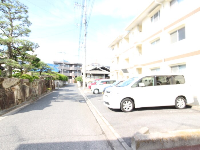 物件外観写真4　(駐車場)