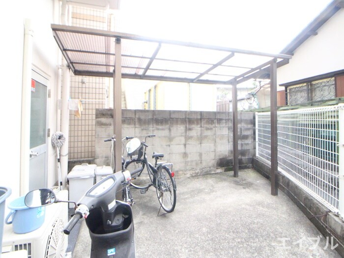 物件外観写真4　(駐輪場)
