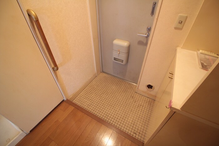 物件内観写真9　(玄関)