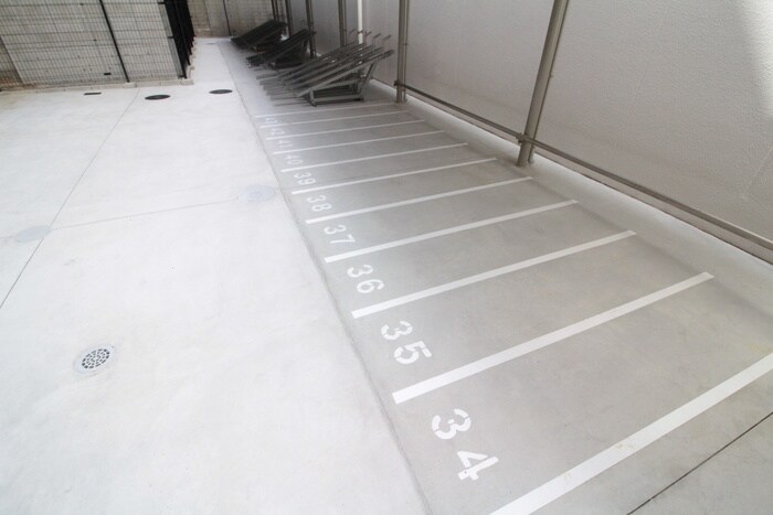 物件外観写真5　(バイク置き場)