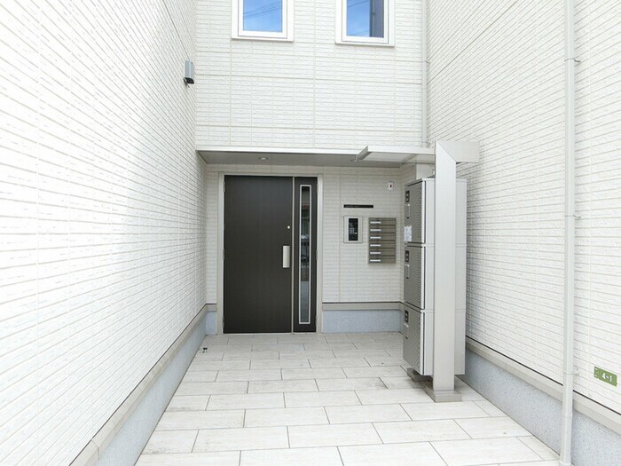 物件外観写真4　(エントランス部分)