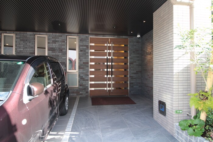 物件外観写真2　(エントランス部分)