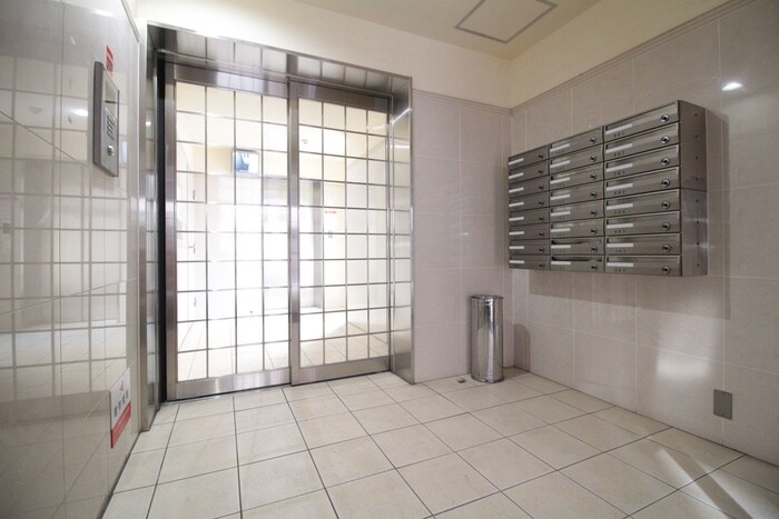 物件外観写真2　(エントランス部分)