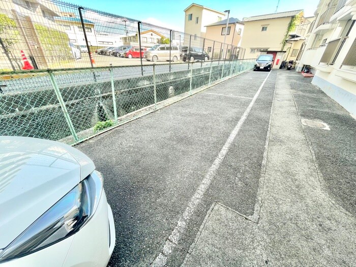 物件外観写真3　(駐車場)