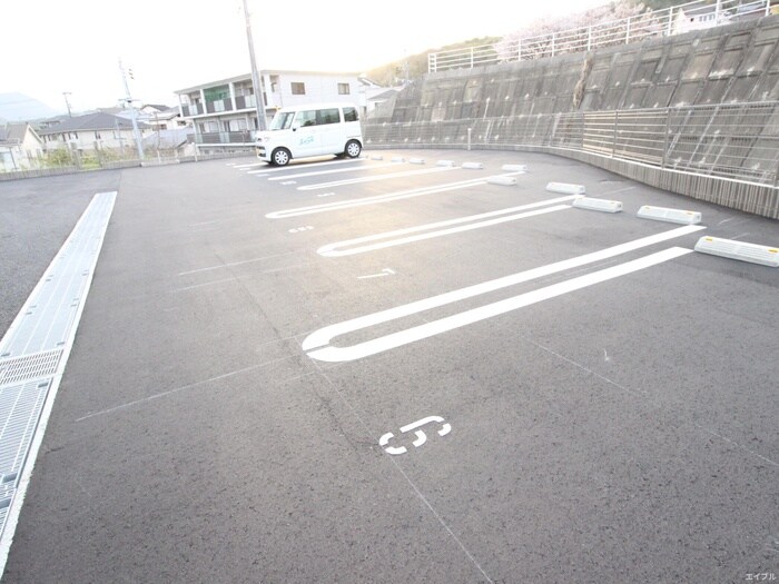 物件外観写真3　(駐車場)