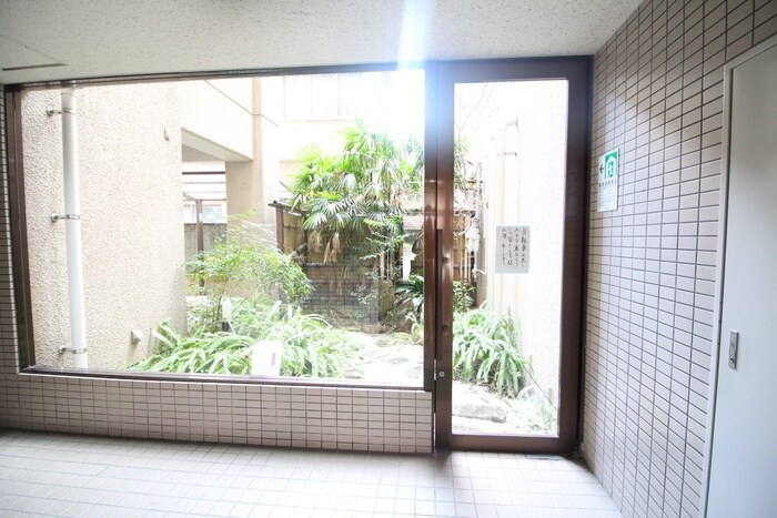 物件外観写真6　(エントランス部分)