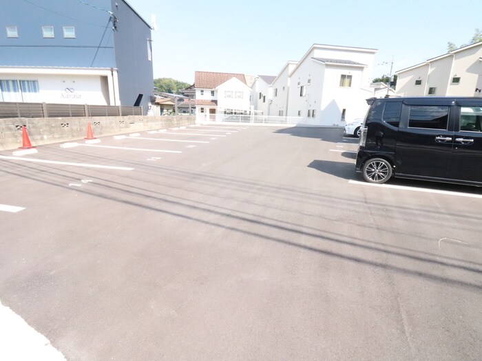 物件外観写真3　(駐車場)