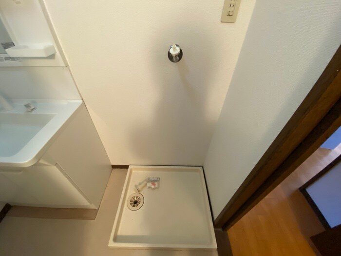 物件内観写真16　(洗濯機置場)