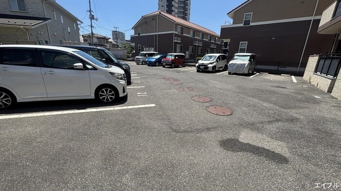 物件外観写真6　(駐車場)