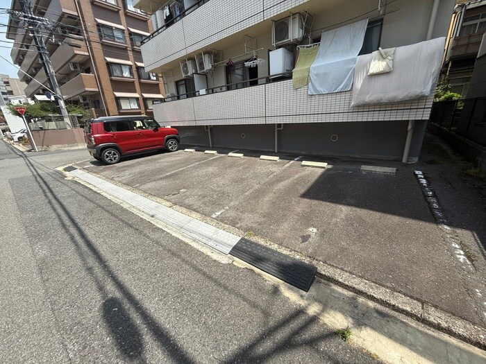 物件外観写真5　(駐車場)