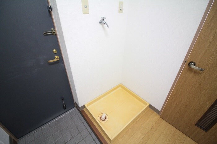 物件内観写真16　(洗濯機置場)