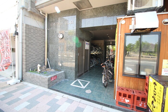 物件外観写真2　(エントランス部分)