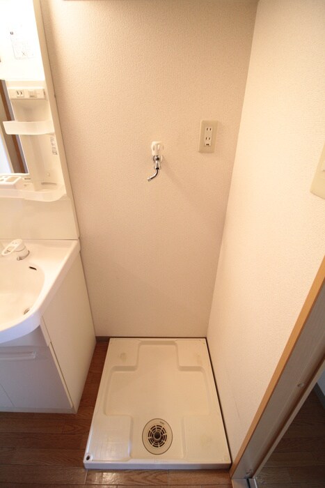 物件内観写真16　(洗濯機置場)