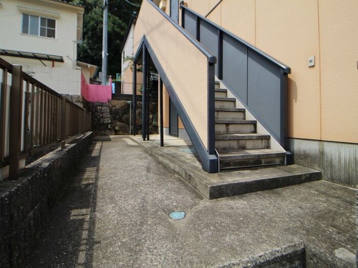 物件外観写真3　(エントランス部分)