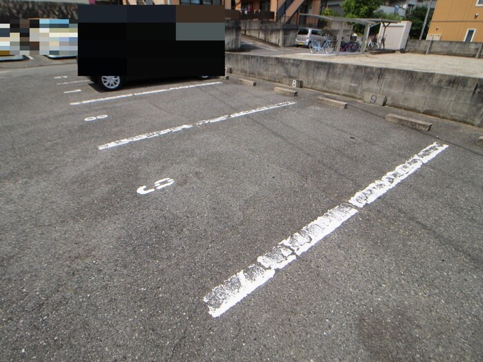 物件外観写真4　(駐車場)