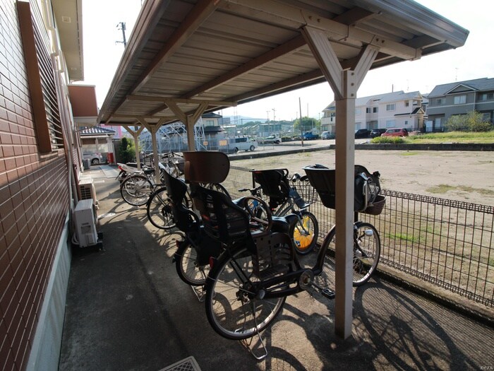 物件外観写真2　(駐輪場)