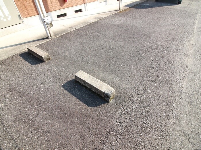 物件外観写真5　(駐車場)