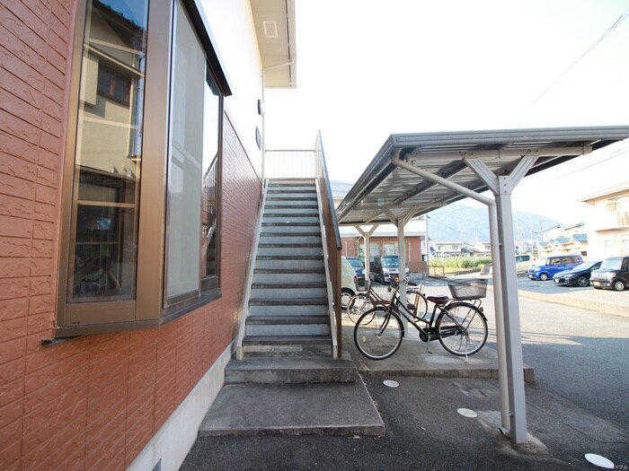 物件外観写真6　(エントランス部分)