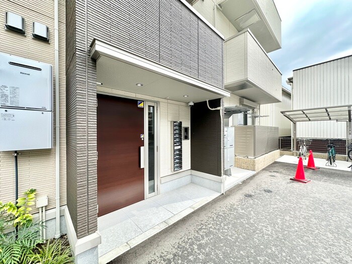 物件外観写真4　(エントランス部分)