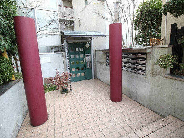 物件外観写真2　(エントランス部分)
