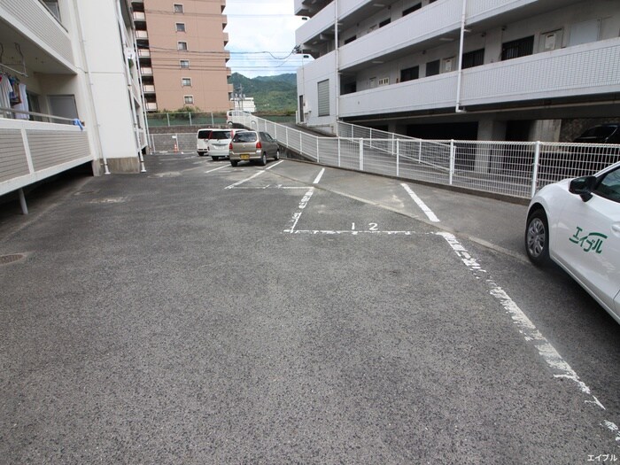 物件外観写真3　(駐車場)