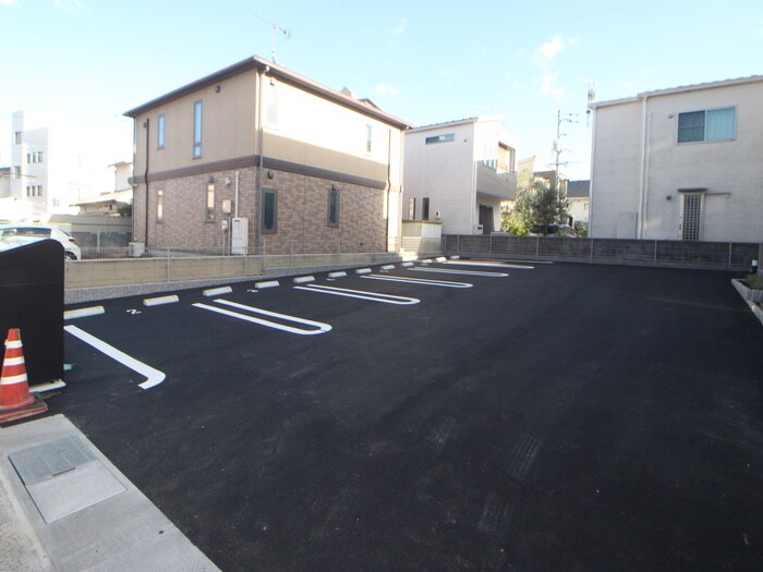 物件外観写真2　(駐車場)