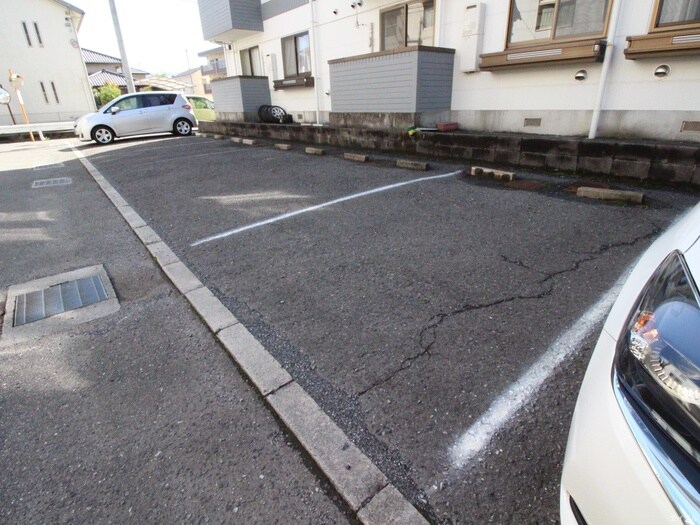 物件外観写真3　(駐車場)