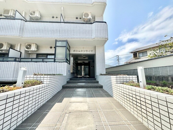 物件外観写真2　(エントランス部分)