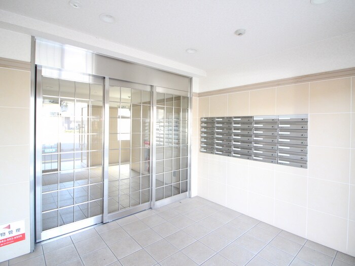 物件外観写真4　(エントランス部分)