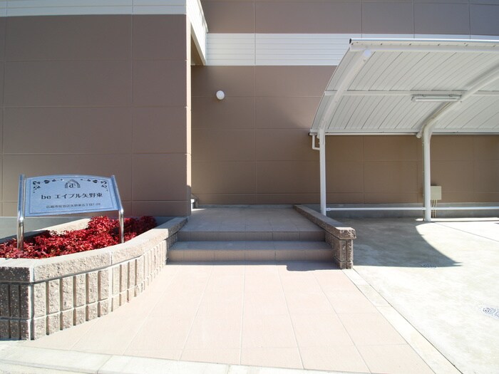 物件外観写真2　(エントランス部分)